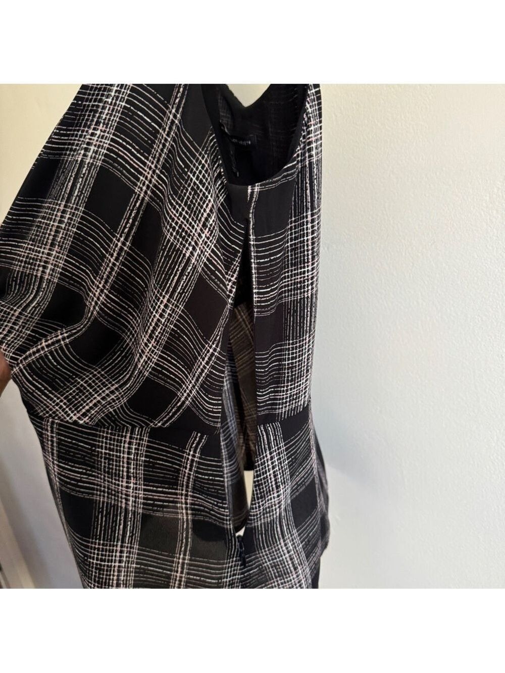 White House Black Market V-Neck Camisole Blouse, Black Plaid, Size 6 - Picture 4 of 11